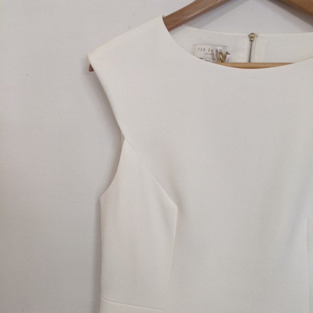 Elegant White Sleeveless Dress - Picture 4 of 10